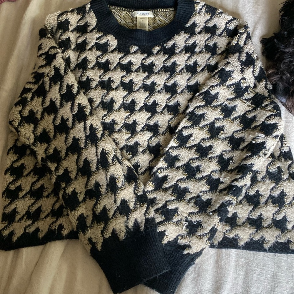 Size S houndstooth sweater
